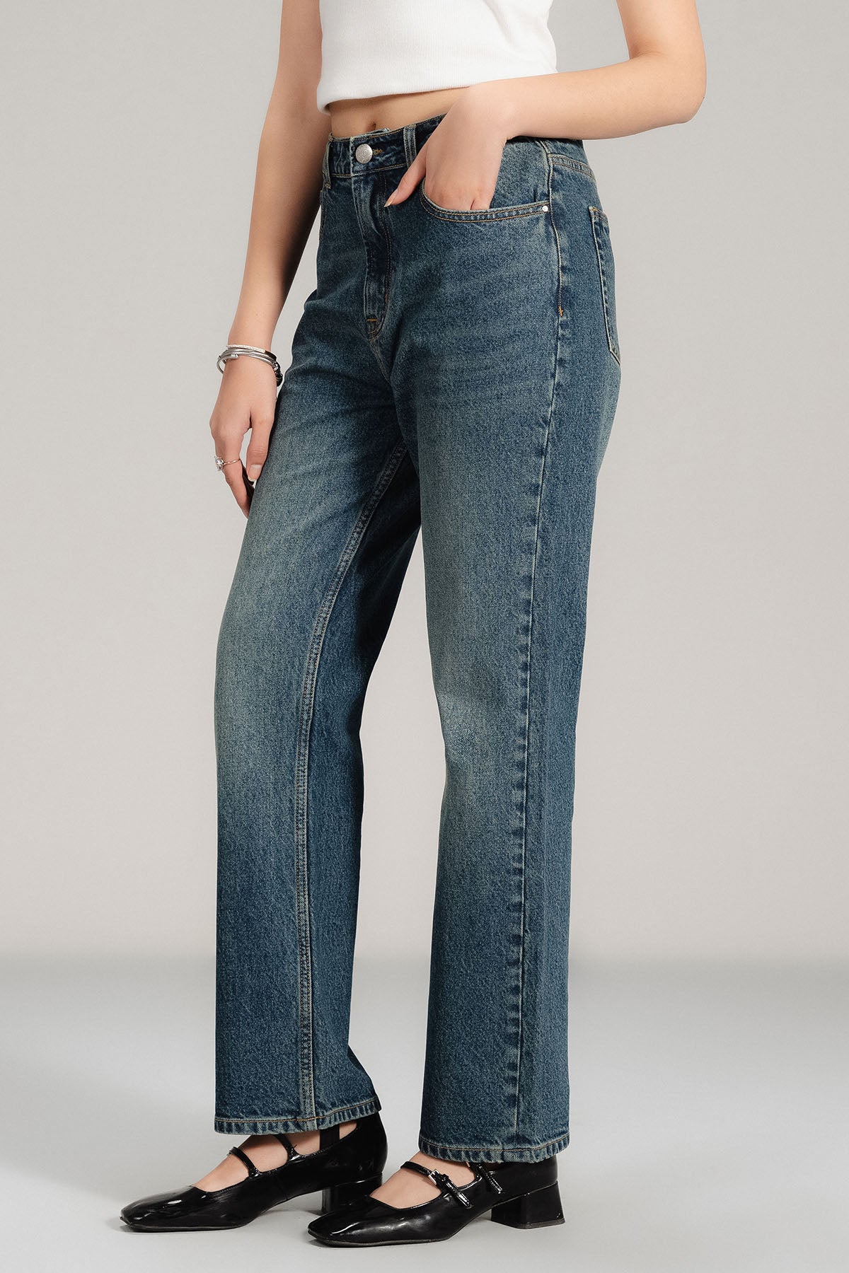 STRAIGHT FIT