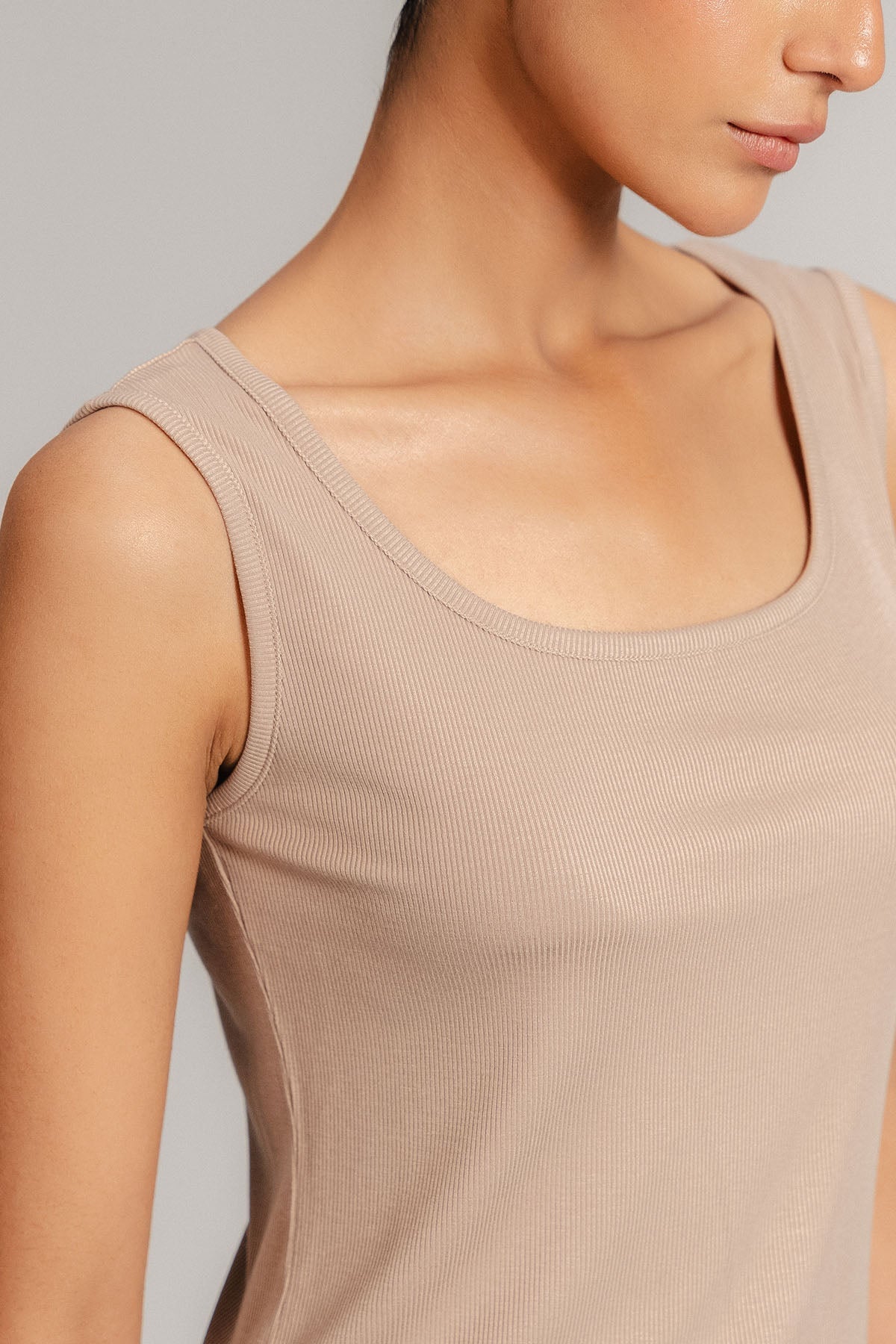 RIBBED ROUND NECK TANK TOP