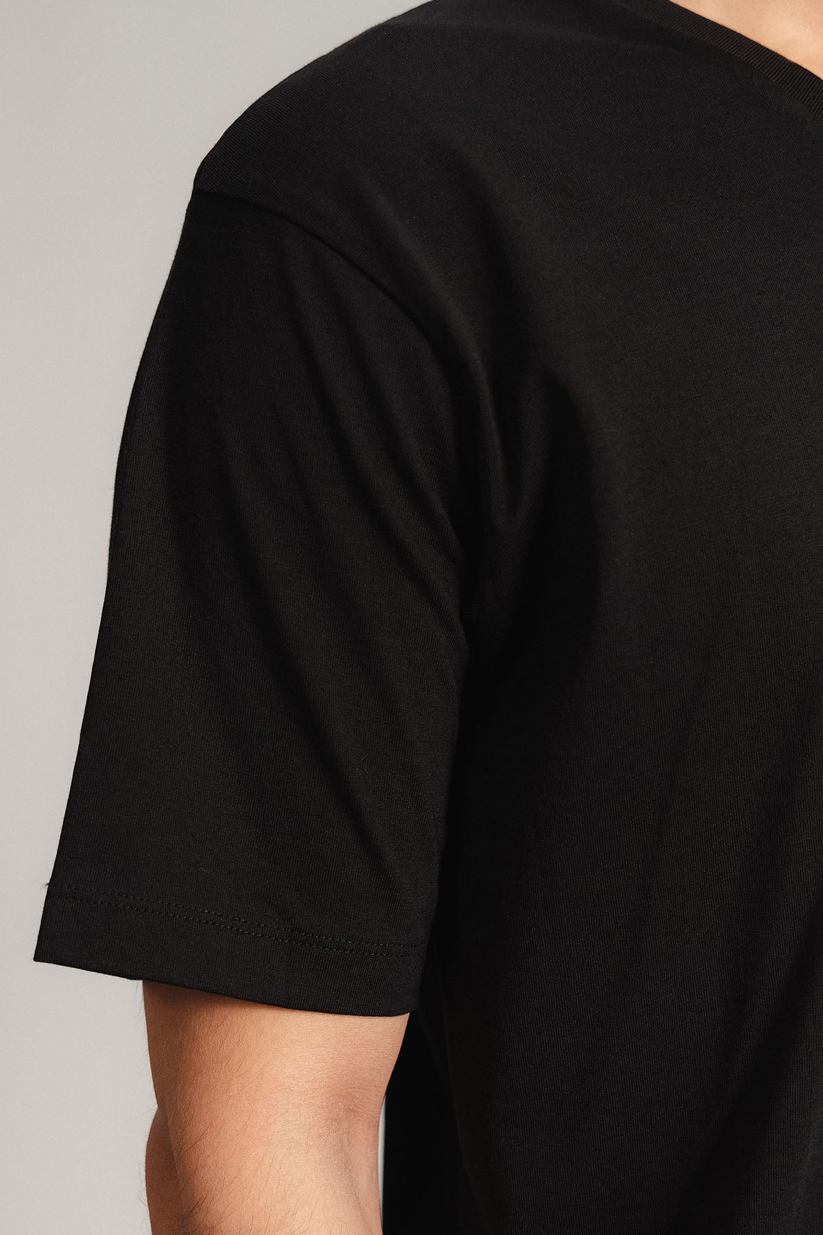 T-SHIRT V-NECK SUPIMA COTTON
