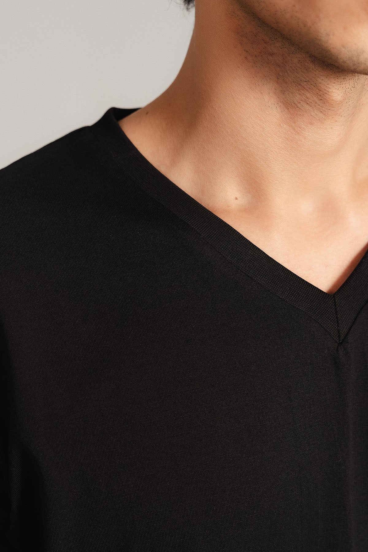 T-SHIRT V-NECK SUPIMA COTTON