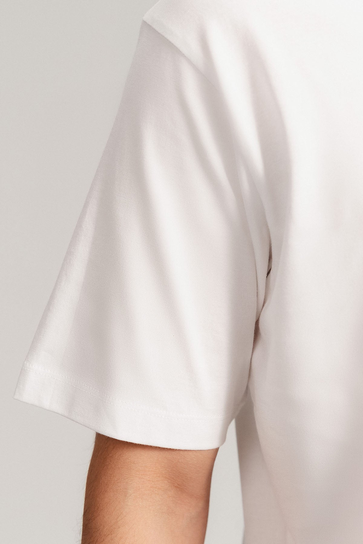 T-SHIRT V-NECK SUPIMA COTTON