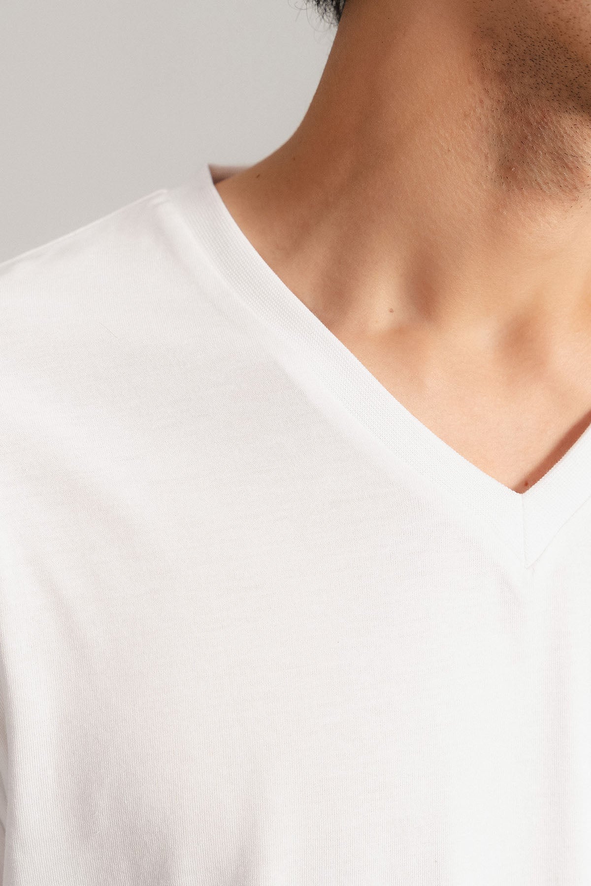T-SHIRT V-NECK SUPIMA COTTON